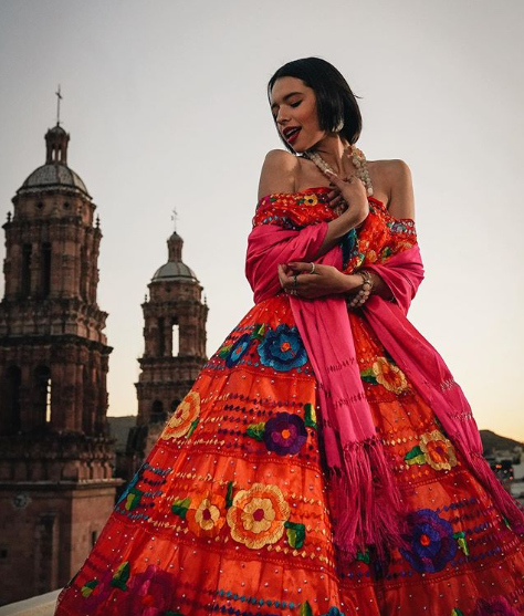 Ángela Aguilar celebra a los artesanos mexicanos con un increíble vestido |  Radio Hit