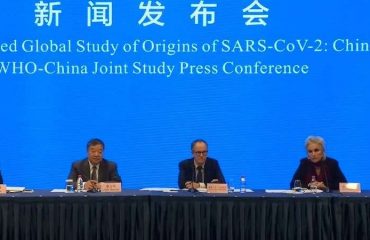 Captura del video facilitado por la OMS de la comparecencia de prensa de los responsables de la misión de la organización que ha investigado el origen de la COVID-19 en Wuhan, China.